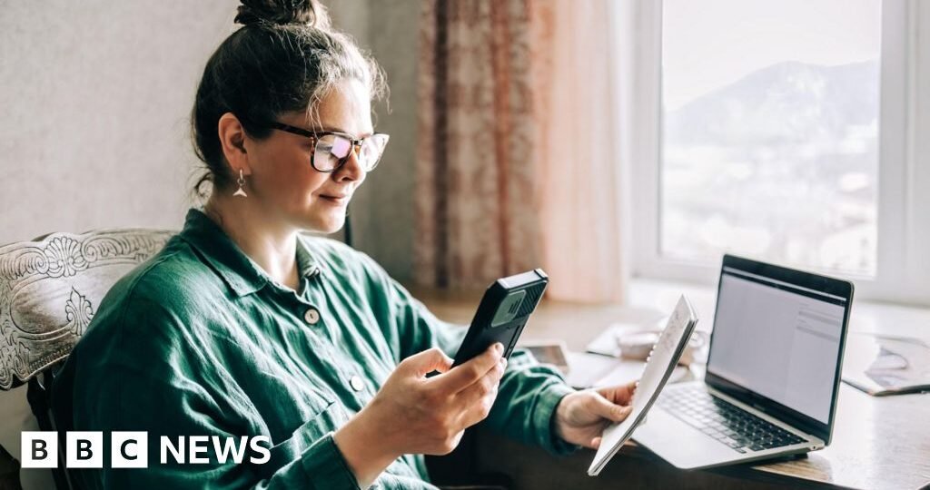 Three quarters of workers not on track for 'moderate' pension income, report suggests