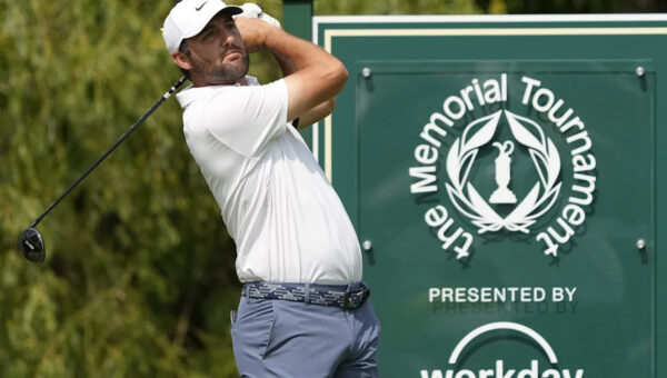 Who is leading the Memorial Tournament PGA Tour event on Sunday?