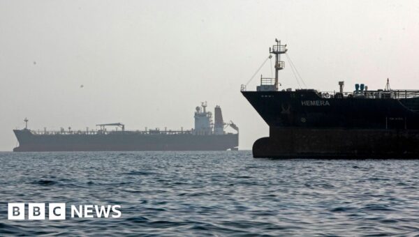 Iran and US report new wave of air strikes in Gulf