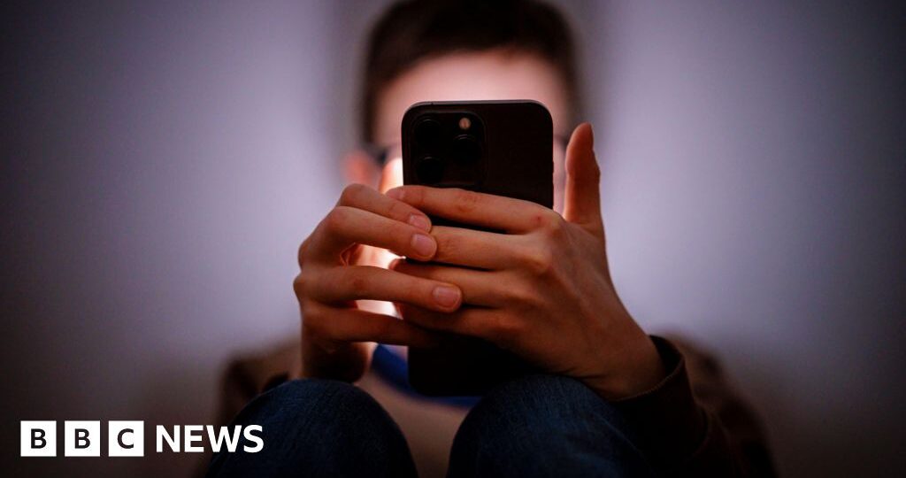 Starmer tells Apple and Google to ban nude images on children's phones