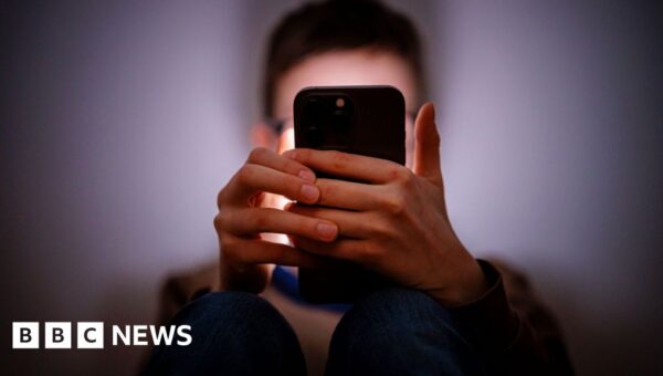 Starmer tells Apple and Google to ban nude images on children’s phones