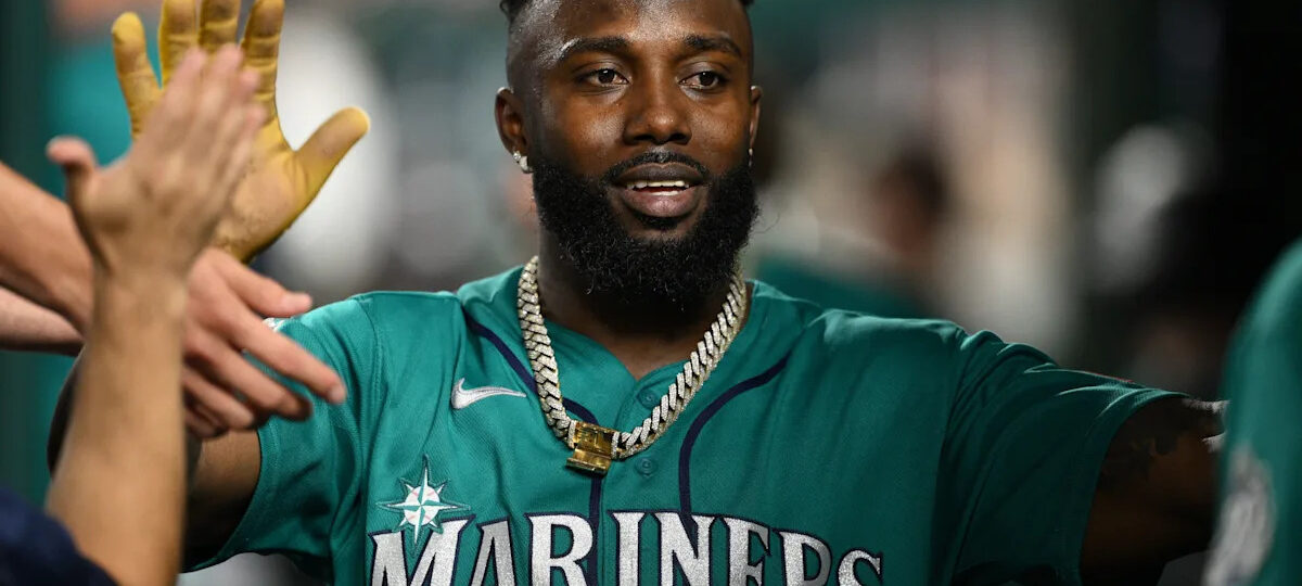 Mariners outfielder Randy Arozarena leaves with apparent leg injury