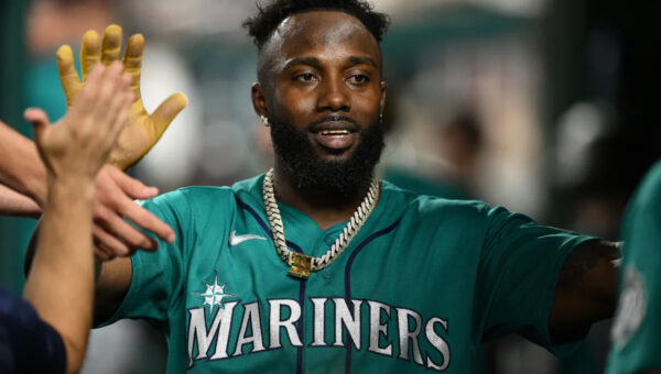 Mariners outfielder Randy Arozarena leaves with apparent leg injury