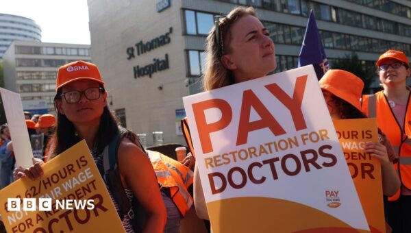 Resident doctors in England accept pay deal and end strikes
