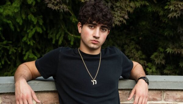 This 19-year-old sold his $30 million AI calorie-tracking startup. Now he's tackling doomscrolling.