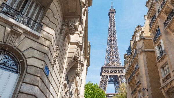 I worked as a tour guide in Paris. Here are the 5 biggest mistakes I saw tourists make.