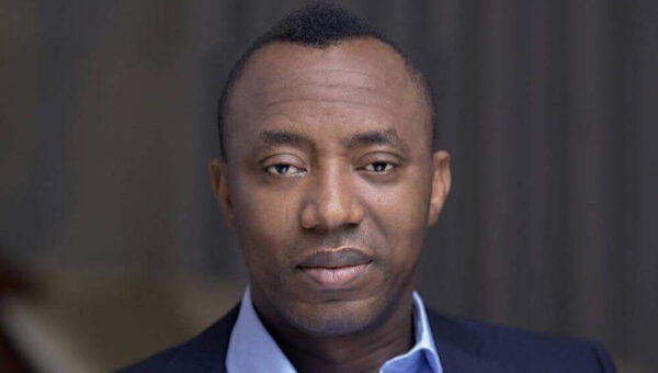 ‘I will not enter Black Maria’ – Sowore clashes with DSS operatives after court order [VIDEO]