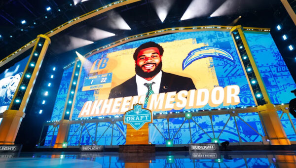 Chargers agree to terms with first-round pick Akheem Mesidor