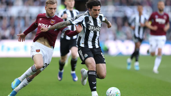 Manchester United Are In Pole Position To Sign This Newcastle United Midfielder: Should Carrick Get Him On Board?