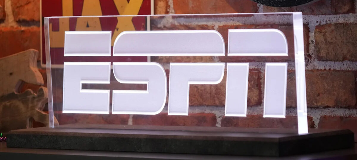 ESPN announces retirement of SportsCenter legend