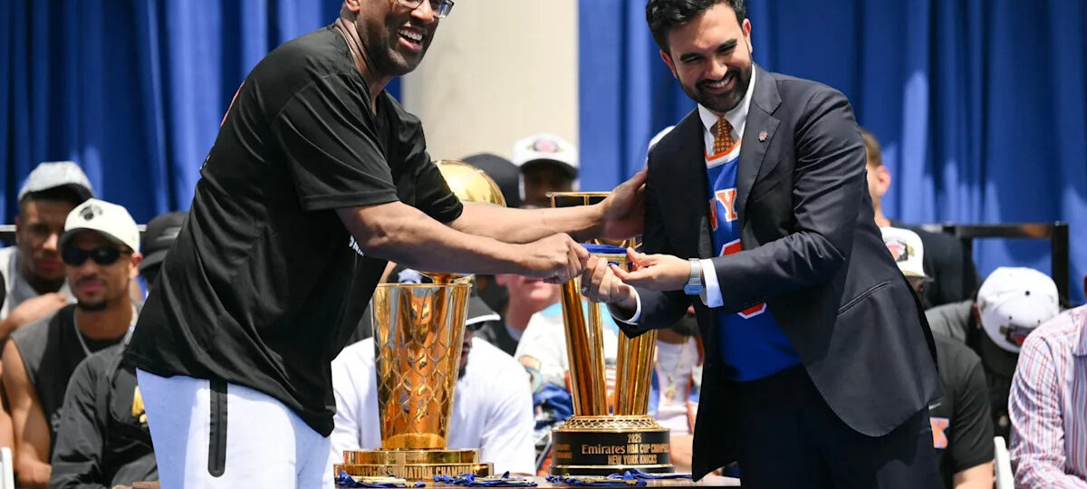 The hilarious reason Mike Brown rocked a ’10 weeks’ shirt at New York Knicks title parade