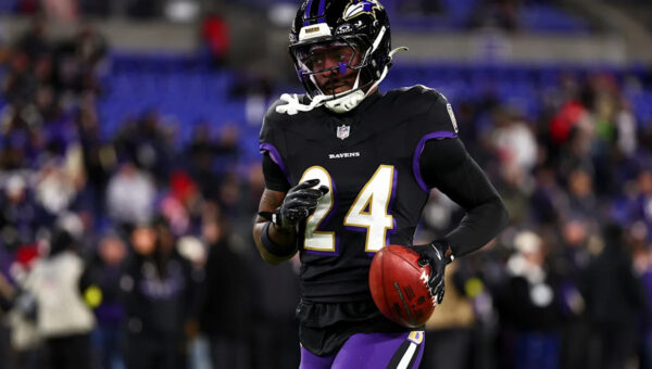 Malaki Starks to seek the guidance of former NFL coach this summer