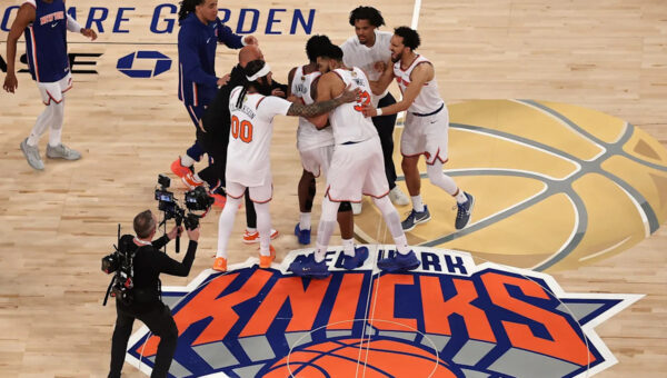 Sixers’ Tyrese Maxey reacts to Knicks completing comeback vs. Spurs