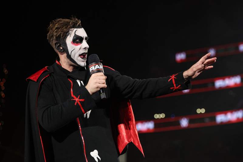 WWE superstar Danhausen reacts to the New York Knicks’ 43-day undefeated run