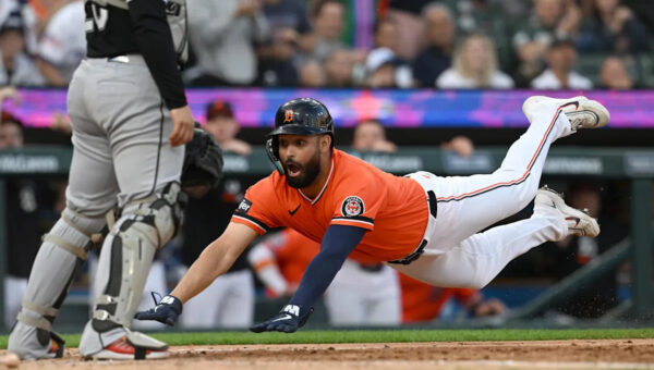 Blooper carries Tigers to victory in series opener over White Sox