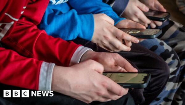 Ministers to issue guidance on children’s screen use