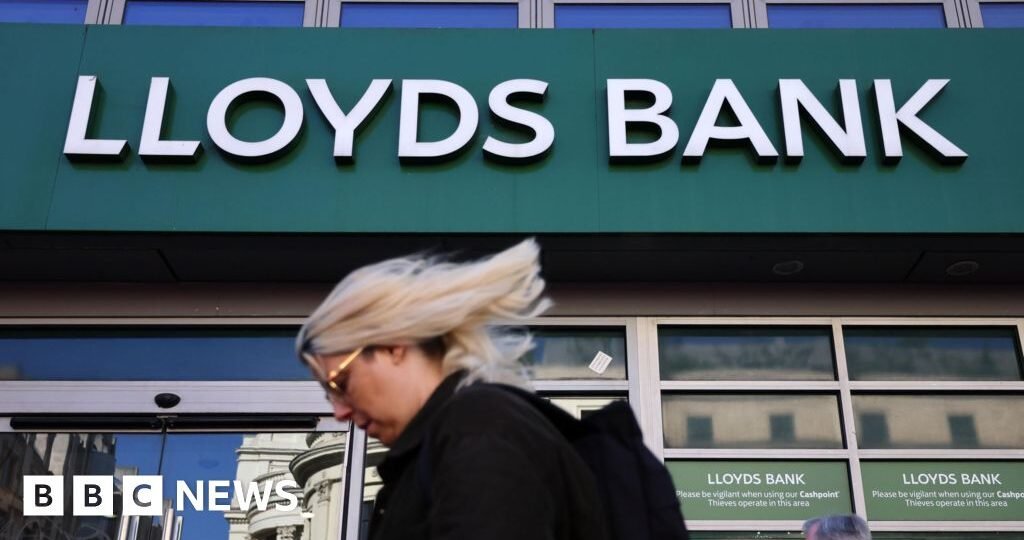 Lloyds, Halifax and Bank of Scotland app users report outage