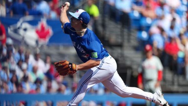 Blue Jays' Chad Dallas makes jaw-dropping behind-the-back snag to escape trouble in memorable MLB debut