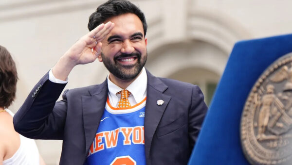Mayor Mamdani honors Charles Oakley in front of James Dolan at Knicks parade