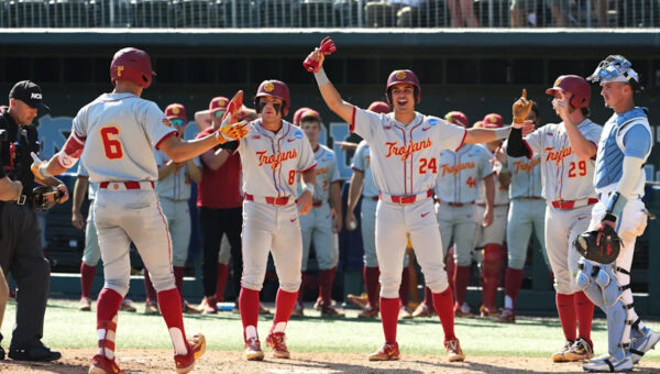 USC baseball stuns North Carolina to take Game 1 of super regional