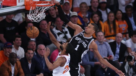 Knicks battle late, but snap playoff winning streak with 115-111 loss to Spurs in Game 3 of NBA Finals