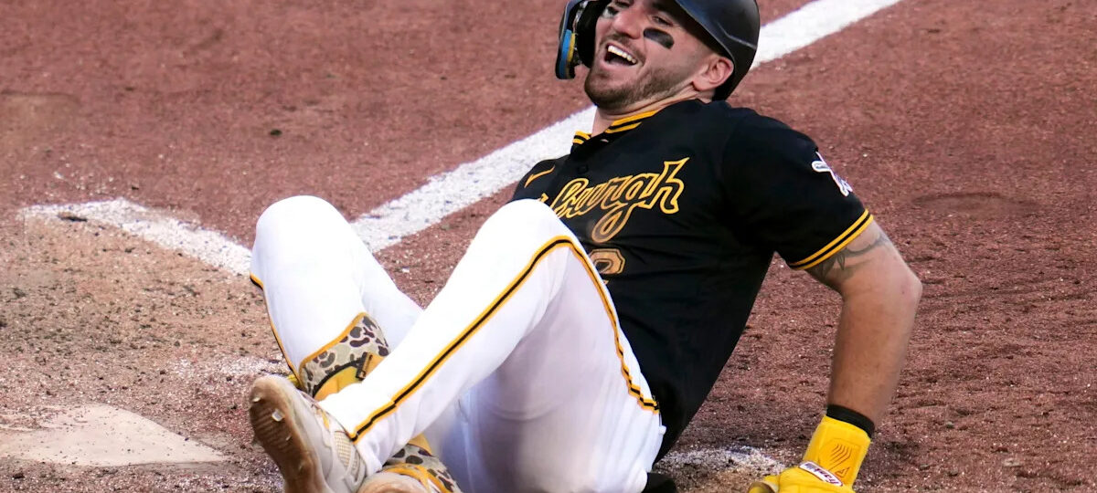Spencer Horwitz hit by pitch with the bases loaded to lift the Pirates past the Marlins, 3-2