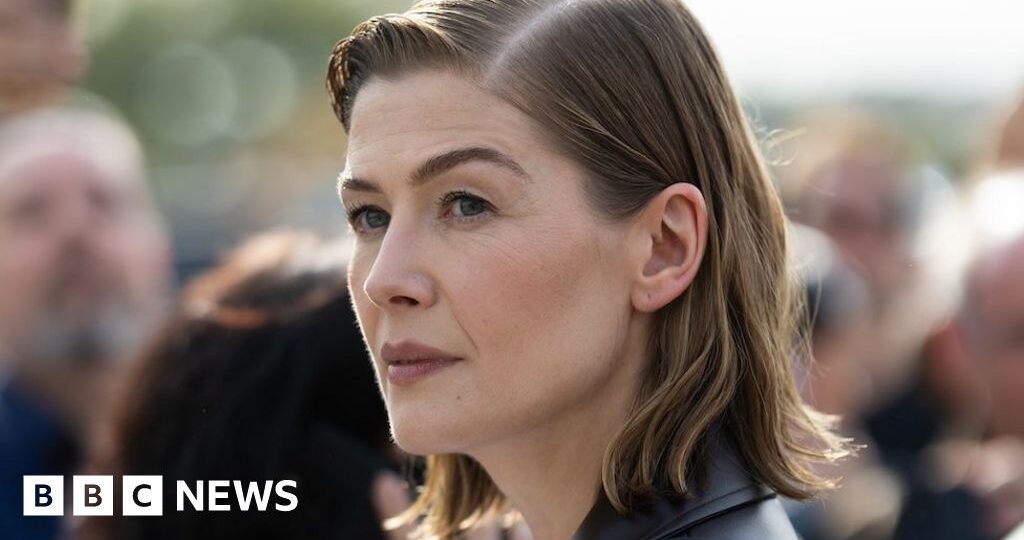 Weekly quiz: What did Rosamund Pike say to the person using their phone during her play?