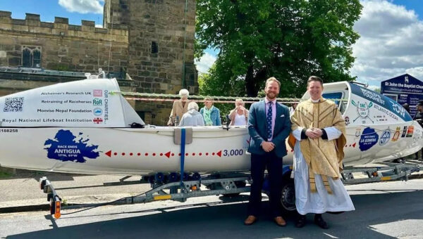 Vicar blesses boat ahead of siblings' Atlantic row