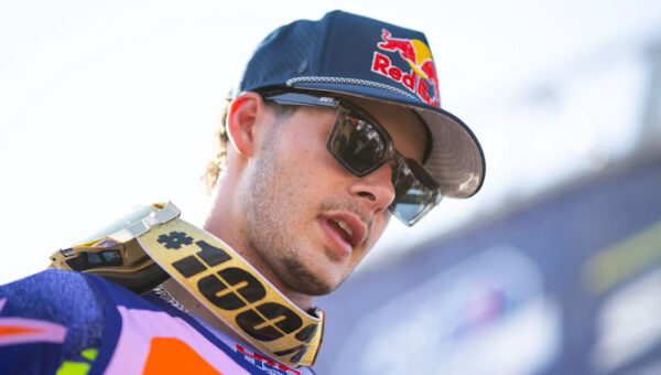 Jett Lawrence sweeps Hangtown motos for overall victory despite injury