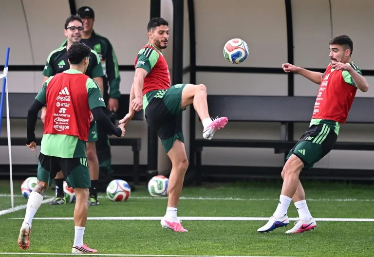 Mexico, Korea eye World Cup knockout berths