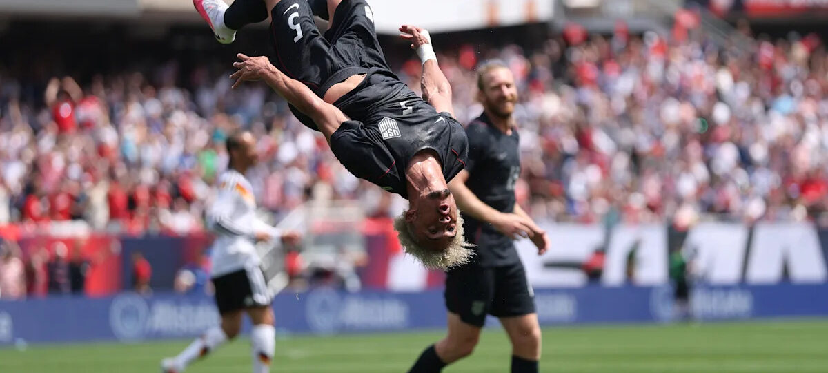 Antonee Robinson scores ridiculous volley in World Cup tune-up match