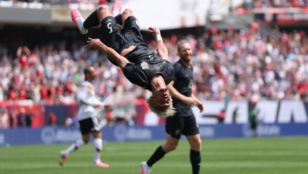 Antonee Robinson scores ridiculous volley in World Cup tune-up match