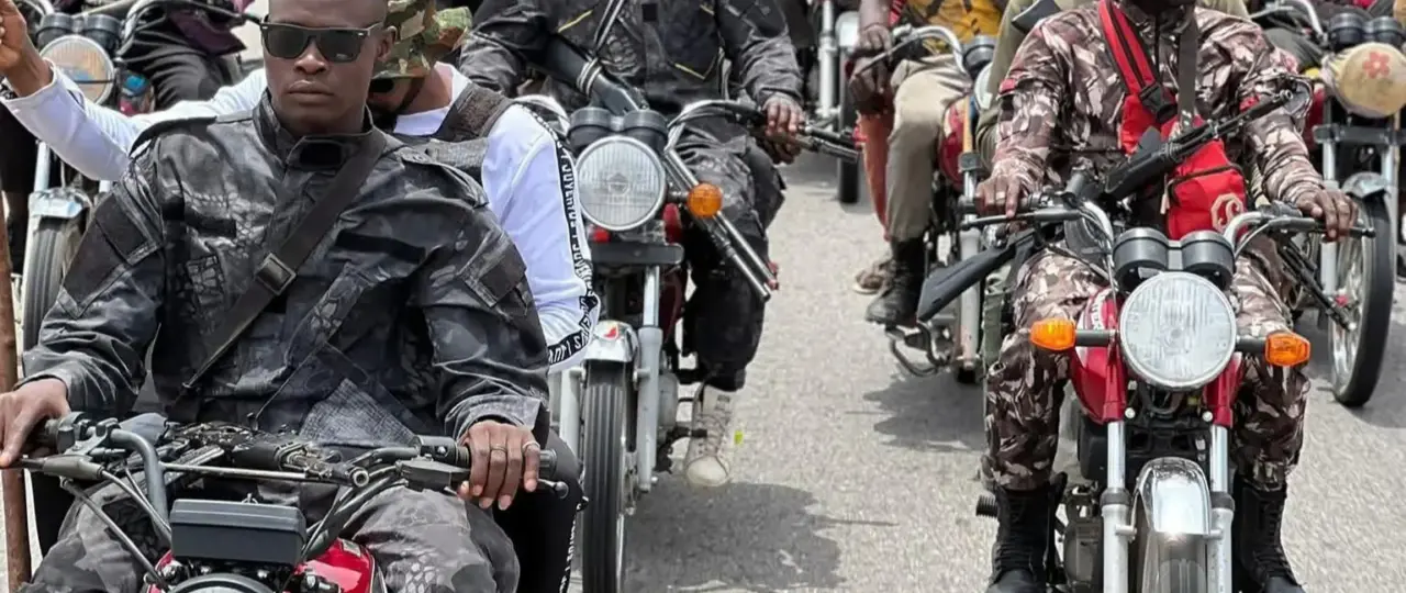 Armed bandits move freely on highway, greet security men [VIDEO]