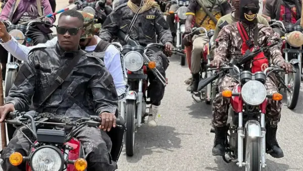 Armed bandits move freely on highway, greet security men [VIDEO]