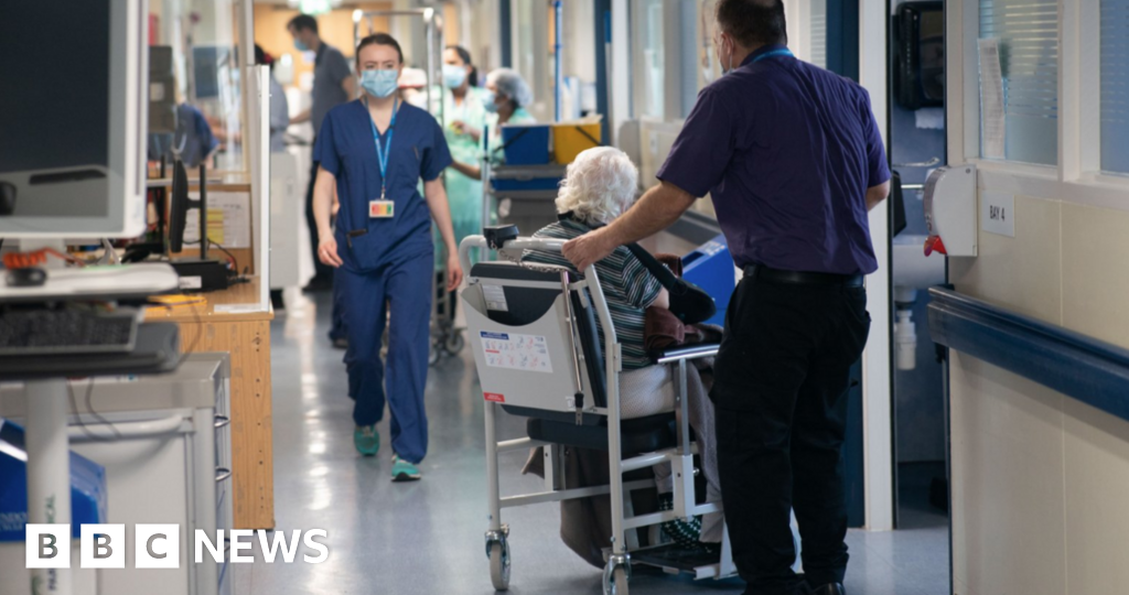 Nearly 3,000 patients a day in England face corridor care in NHS