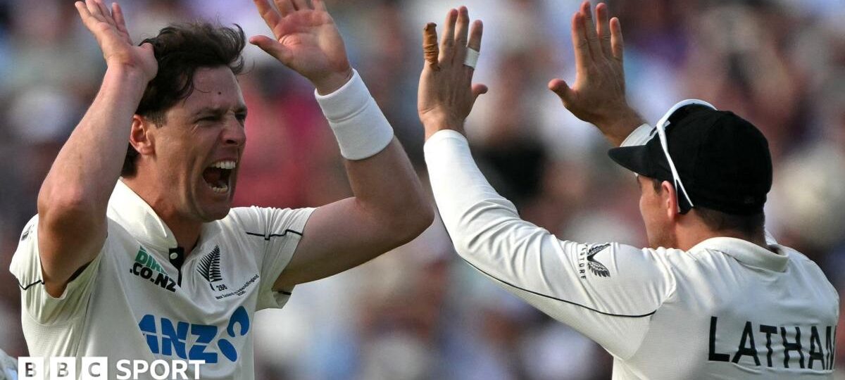 England in trouble after dreadful day against NZ