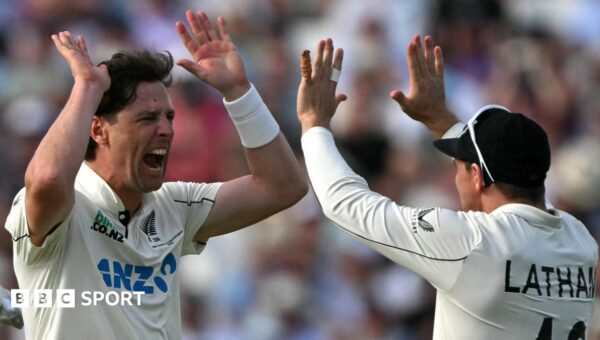 England in trouble after dreadful day against NZ