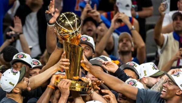 The latest NYC hustle: $100+ to hold a Knicks parade spot
