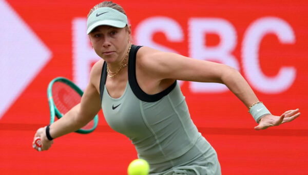 Queen’s: Rain stops play as Anisimova serves for first set – watch