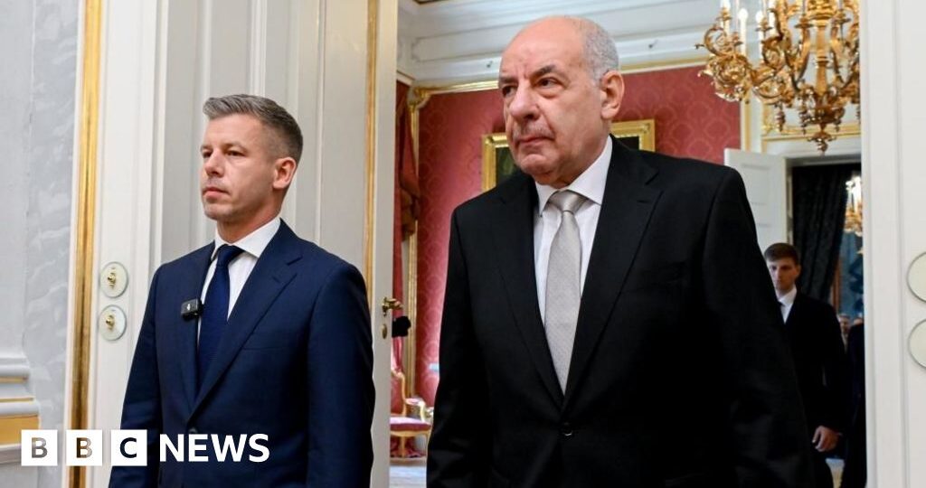Hungarian PM threatens to oust Orbán-era president