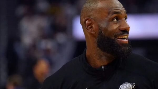 Lakers in Contract Talks With LeBron James Amid Warriors Rumors