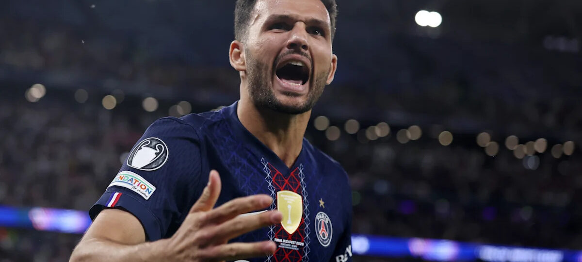 Official: PSG sell one of their forwards for a huge fee!