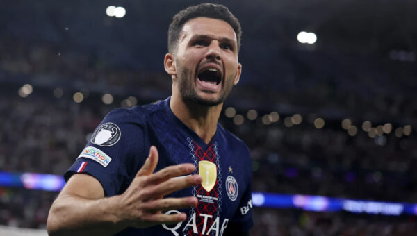Official: PSG sell one of their forwards for a huge fee!