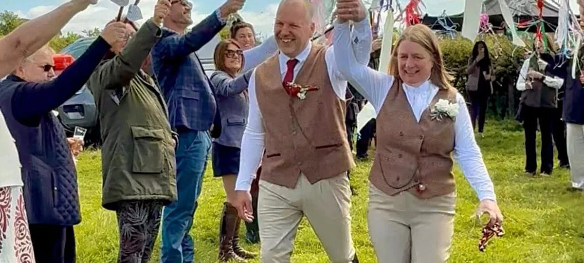 Couple marry at 24-mile Man v Horse race wearing matching waistcoats