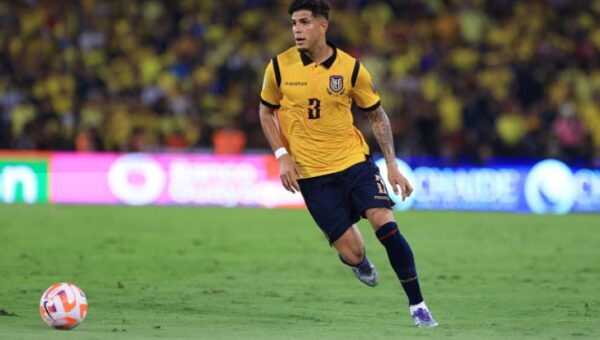 Real Madrid consider move for Arsenal defender Hincapie