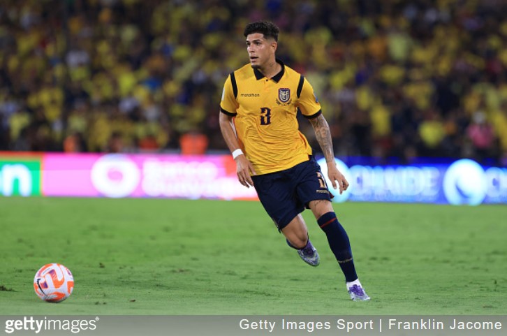 Real Madrid consider move for Arsenal defender Hincapie