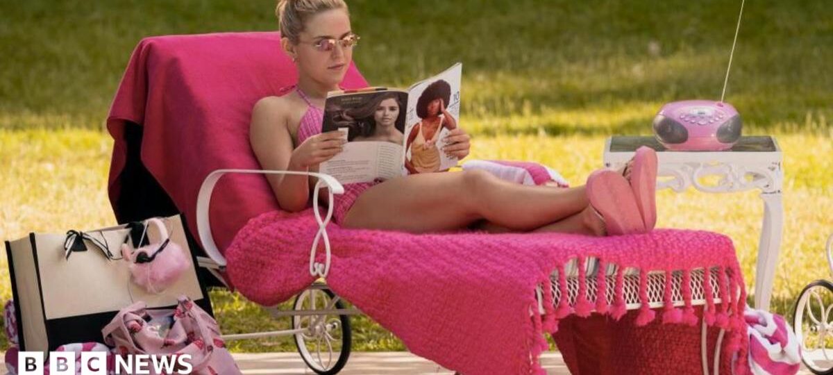 Legally Blonde revival Elle - boring and tedious or a hot pink delight?