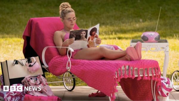 Legally Blonde revival Elle – boring and tedious or a hot pink delight?