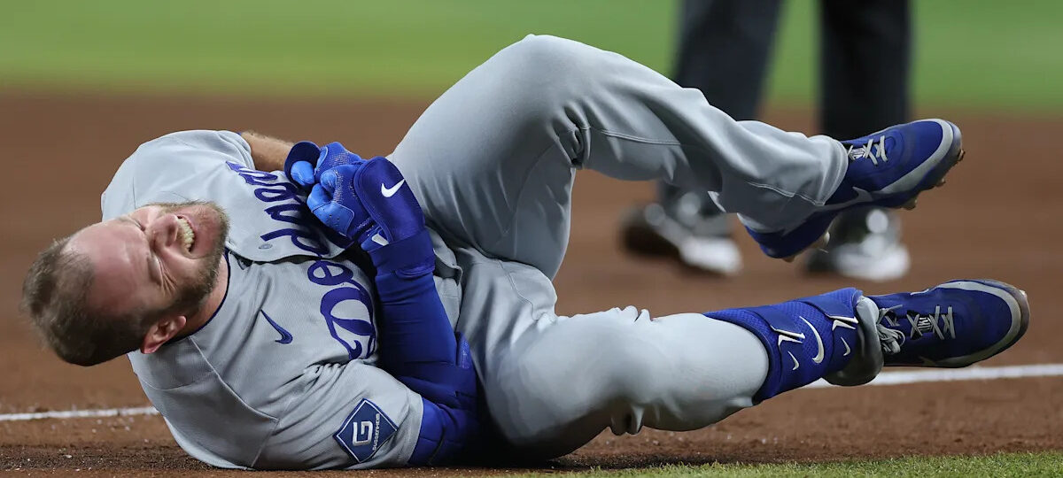 Dodgers 3B Max Muncy and D-backs 1B Ildemaro Vargas both exit after violent collision at first base