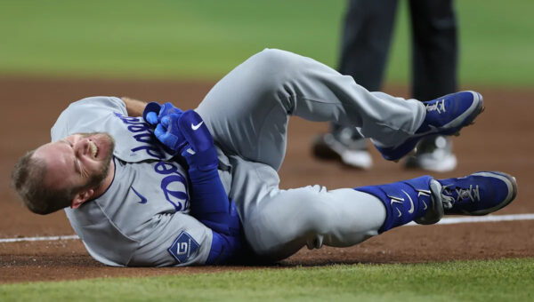 Dodgers 3B Max Muncy and D-backs 1B Ildemaro Vargas both exit after violent collision at first base
